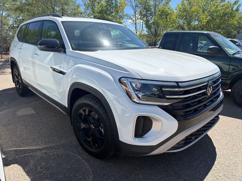 Used 2025 Volkswagen Atlas Peak Edition SE AWD/4WD image 15