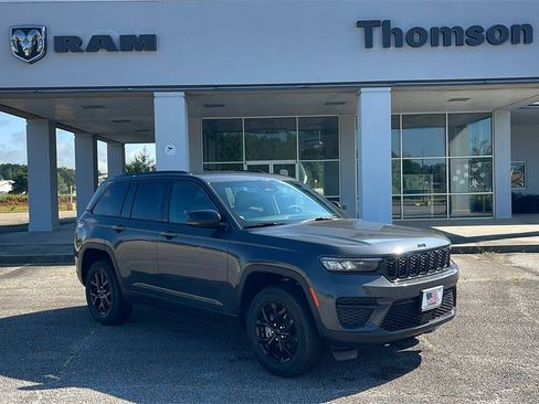 New 2025 Jeep Grand Cherokee Altitude image 2
