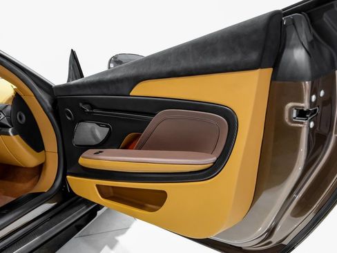 Used 2025 Aston Martin Vanquish RWD image 32