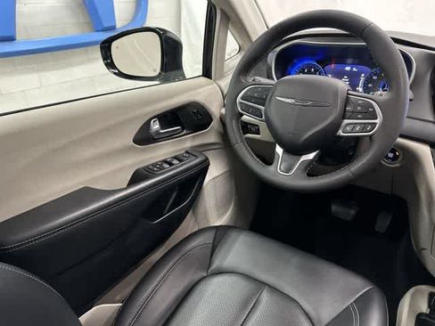 Used 2024 Chrysler Pacifica Touring-L FWD image 12