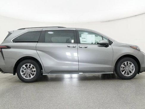 New 2026 Toyota Sienna XLE image 26