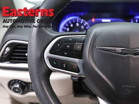 Used 2024 Chrysler Pacifica Touring-L FWD image 15