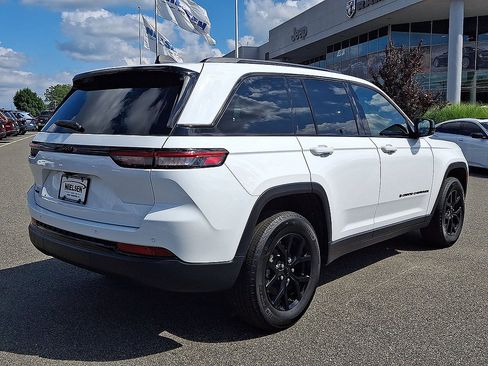 Used 2024 Jeep Grand Cherokee Altitude AWD/4WD image 31