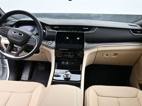 Used 2025 Jeep Grand Cherokee L Limited w/ Luxury Tech Group II image 25