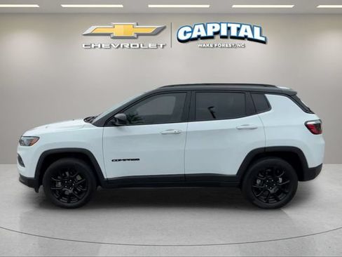 Used 2023 Jeep Compass Latitude w/ Convenience Group AWD/4WD image 2