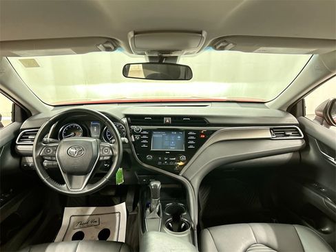 Used 2020 Toyota Camry SE image 18