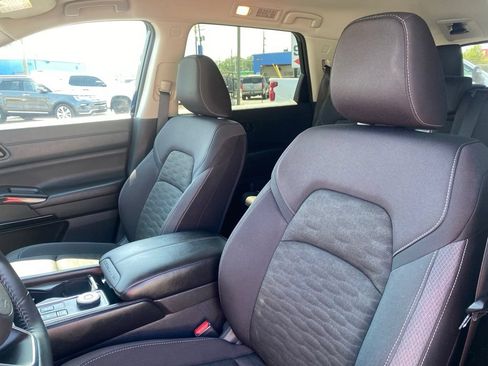 Used 2025 Nissan Pathfinder SV AWD/4WD image 10