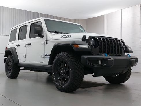 Used 2023 Jeep Wrangler Unlimited w/ Sun & Screen Package image 9