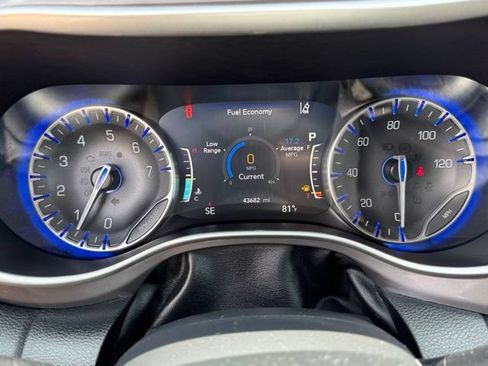Used 2025 Chrysler Pacifica Select FWD image 15