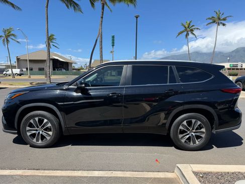 Used 2023 Toyota Highlander XLE FWD image 2