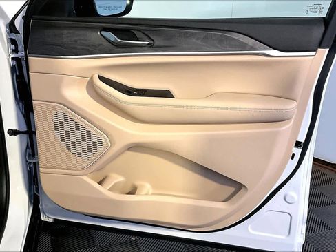 Used 2025 Jeep Grand Cherokee L Limited w/ Black Appearance Package AWD/4WD image 23