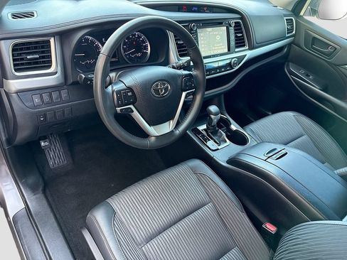 Used 2019 Toyota Highlander Plus FWD image 9