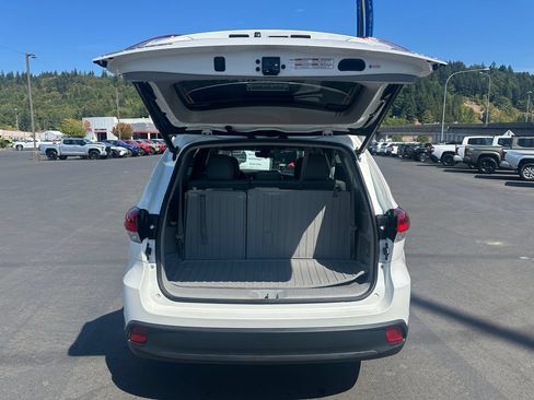 Used 2019 Toyota Highlander XLE AWD/4WD image 11