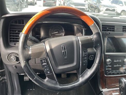 Used 2017 Lincoln Navigator Select image 5