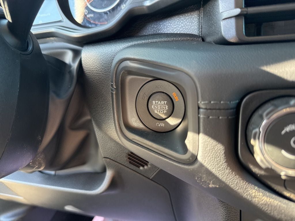 New 2026 Jeep Gladiator Rubicon w/ Technology Group AWD/4WD image 16