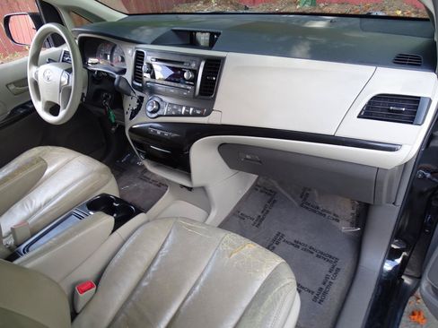 Used 2014 Toyota Sienna LE FWD image 34