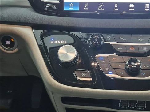 Used 2023 Chrysler Pacifica Touring-L FWD image 12