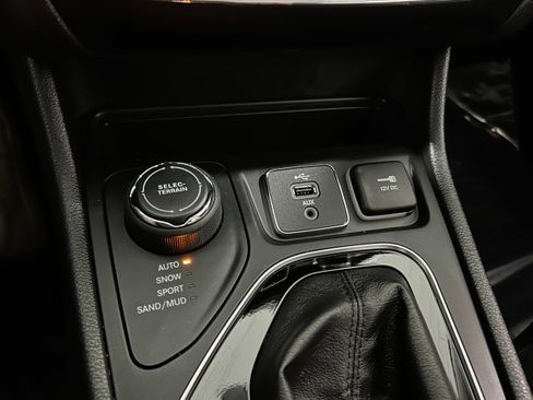Used 2019 Jeep Cherokee Limited AWD/4WD image 12