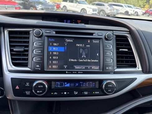 Used 2018 Toyota Highlander Limited image 21