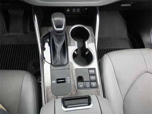 Used 2024 Toyota Highlander Platinum image 10