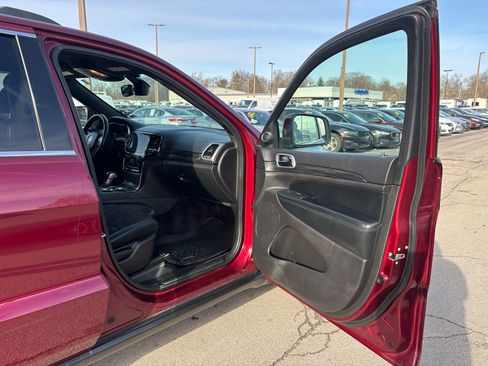 Used 2019 Jeep Grand Cherokee Laredo w/ Laredo X Package image 9