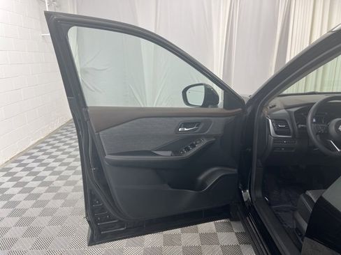 Used 2023 Nissan Rogue SV image 16