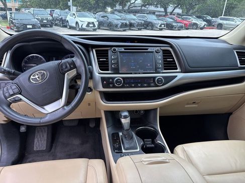 Used 2016 Toyota Highlander XLE FWD image 19