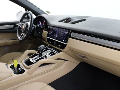 Certified 2023 Porsche Cayenne Platinum Edition image 32