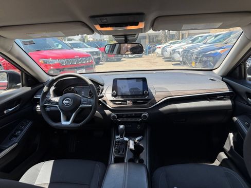 Used 2025 Nissan Altima 2.5 SV FWD image 33