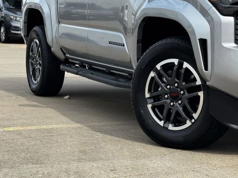 Used 2025 Toyota Tacoma TRD Sport AWD/4WD image 11