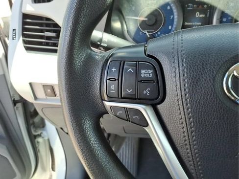 Used 2020 Toyota Sienna L FWD image 16
