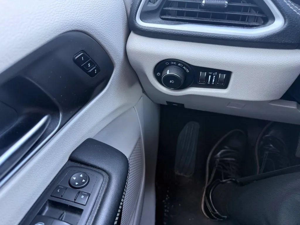 Used 2024 Chrysler Pacifica Touring-L FWD image 23