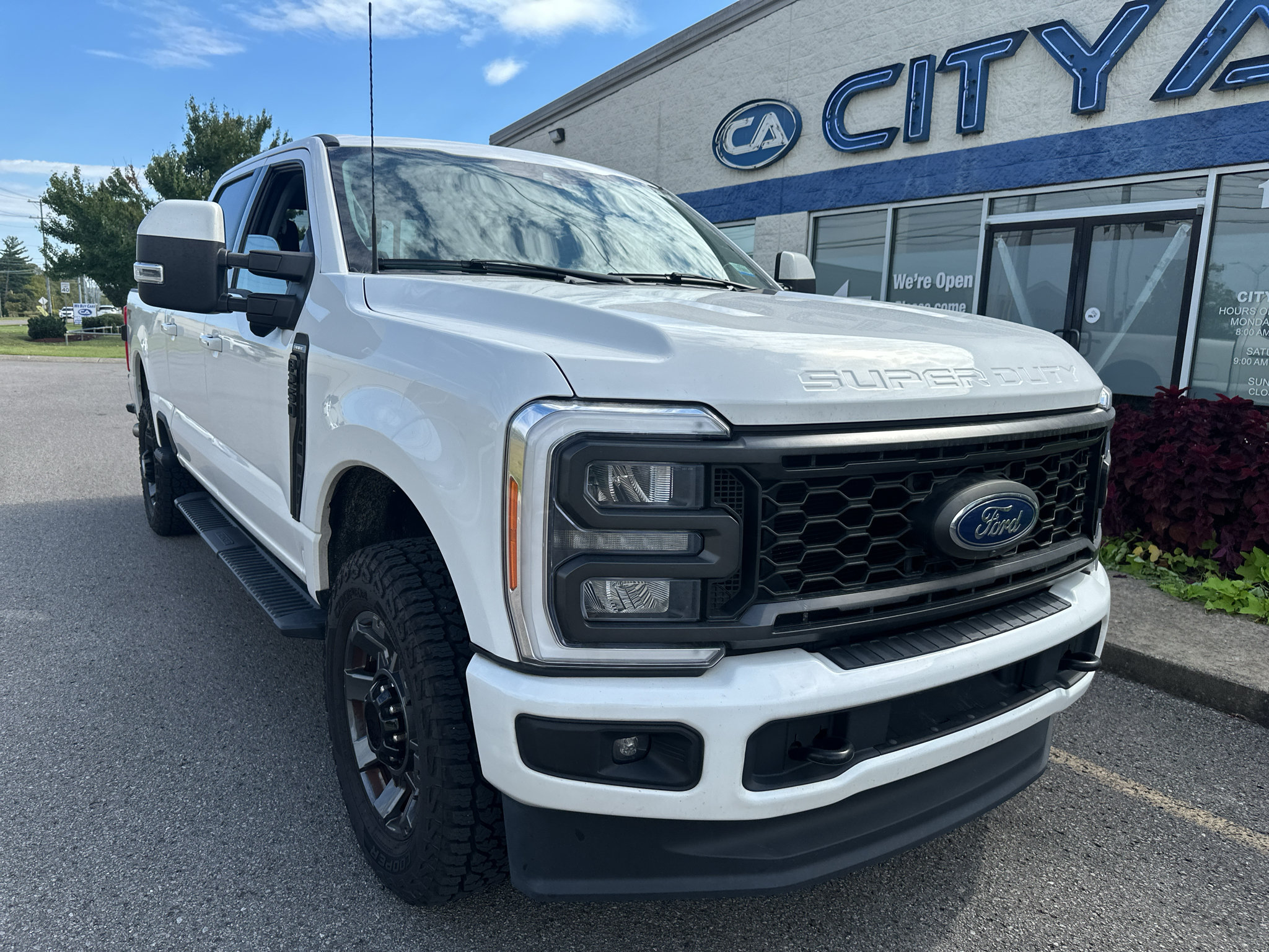 Used 2023 Ford F250 Lariat w/ Sport Appearance Package AWD/4WD image 2