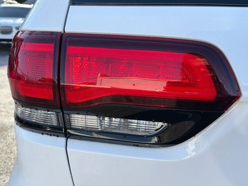 Used 2021 Jeep Grand Cherokee Laredo X AWD/4WD image 10