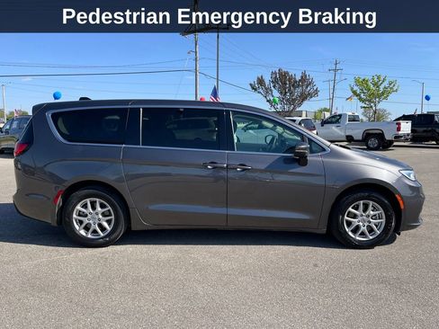 Used 2023 Chrysler Pacifica Touring-L FWD image 8