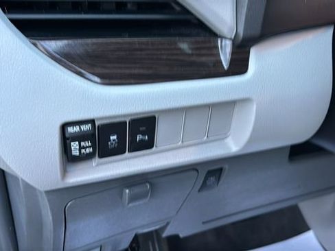 Used 2018 Toyota Sienna XLE Premium w/ Carpet Mat Package FWD image 13