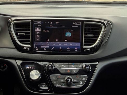 Used 2025 Chrysler Pacifica Select image 17