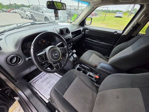 Used 2017 Jeep Patriot Latitude FWD image 3