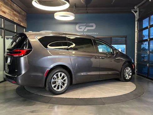 Used 2021 Chrysler Pacifica Touring-L w/ Uconnect Theater Family Group AWD/4WD image 3