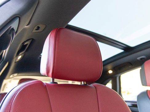 Certified 2025 Porsche Macan AWD/4WD image 62