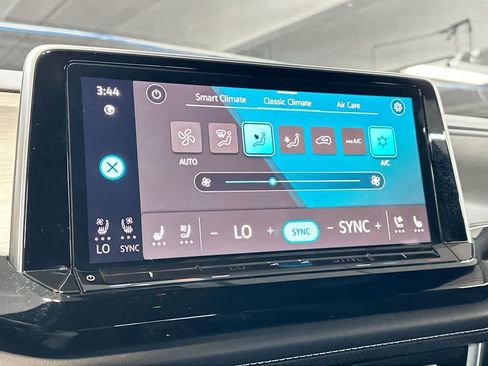 Certified 2024 Volkswagen Atlas Cross Sport SE w/ Panoramic Sunroof Package FWD image 19