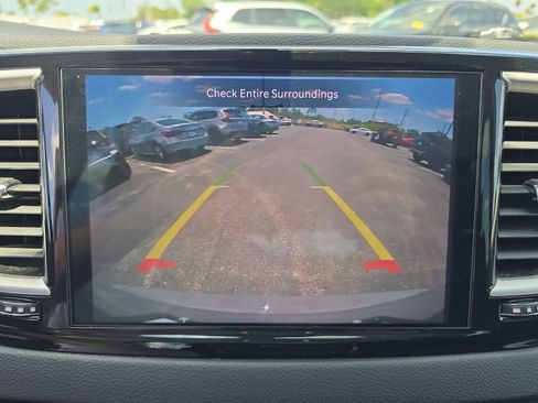 Used 2023 Chrysler Pacifica Touring-L FWD image 17