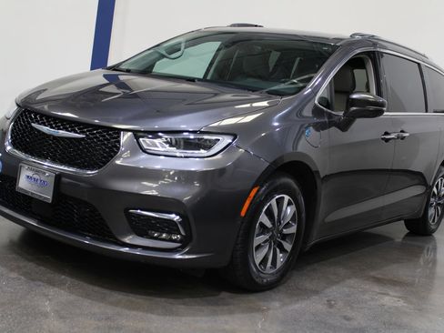 Used 2021 Chrysler Pacifica Touring-L FWD image 5