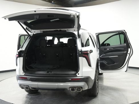 Used 2025 Chevrolet Traverse LT w/ Sun and Wheel Package AWD/4WD image 10
