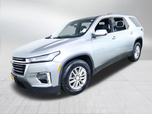 Used 2023 Chevrolet Traverse LT image 3
