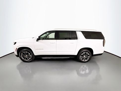 Used 2025 Chevrolet Suburban LT w/ Comfort Package AWD/4WD image 4