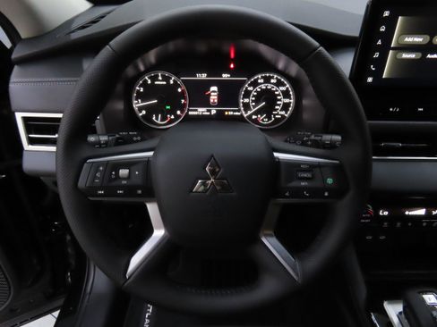 New 2025 Mitsubishi Outlander SE image 14