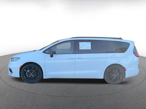 Used 2025 Chrysler Pacifica Limited image 9