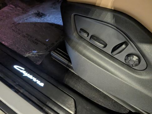 Used 2025 Porsche Cayenne image 27