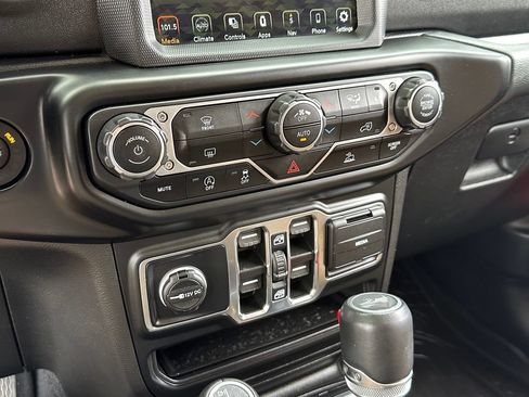 Used 2022 Jeep Wrangler Unlimited Sahara w/ LED Lighting Group AWD/4WD image 25